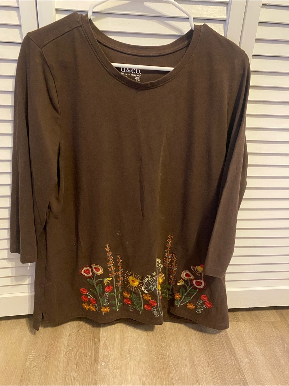 d&co Brown 1/4-Sleeve Floral Embroidered Tee